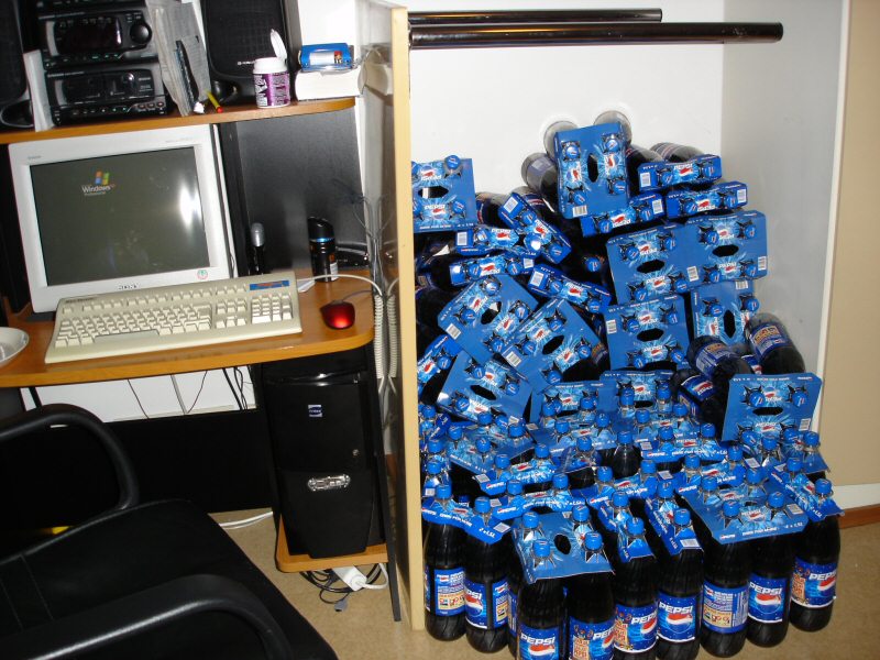 pulloja tietokoneen vieressä